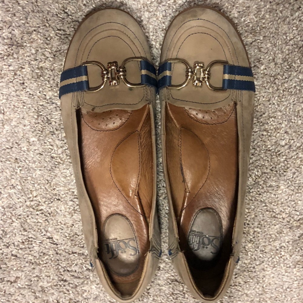 Sofft Soles loafers size 8.5 tan with navy.